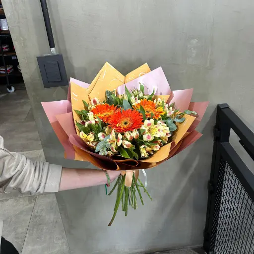 Ramo de flores astromelias y gerberas